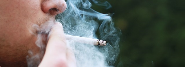 Unterstützung beim Drehen von Zigaretten Joint